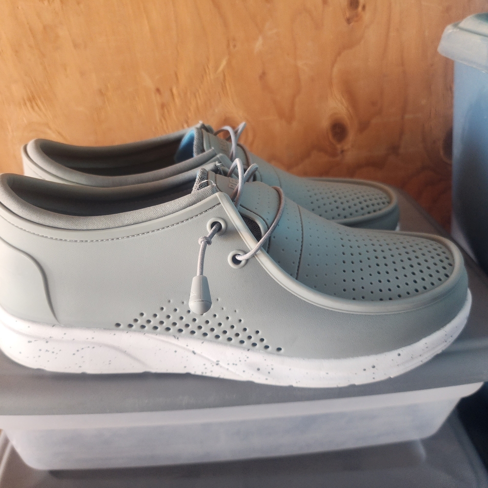 NWOT Reef Water Coast Men's Shoes - Gray Size 11 - Picture 2 of 5